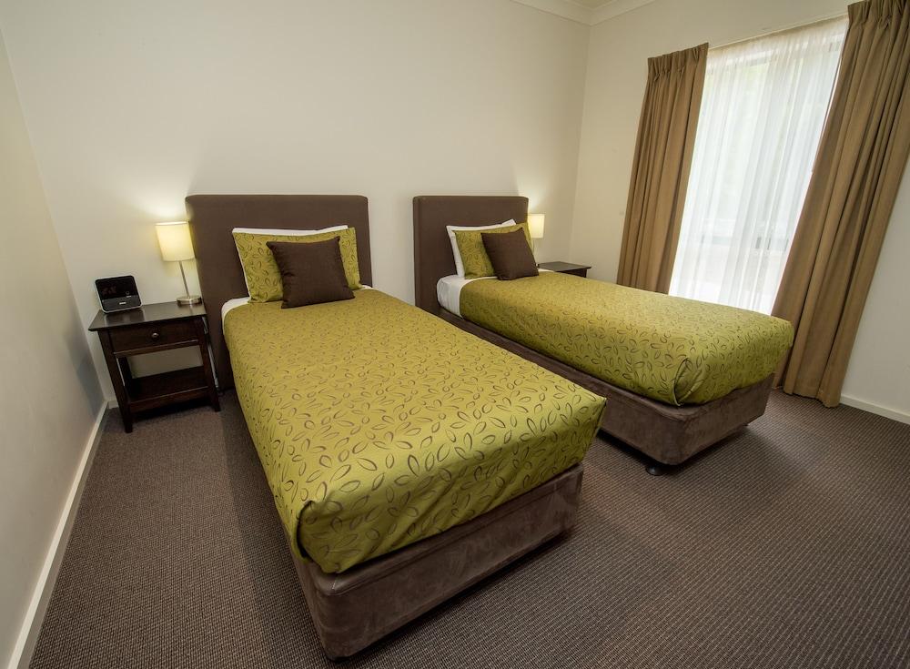 Hotel Clare Country Club Extérieur photo