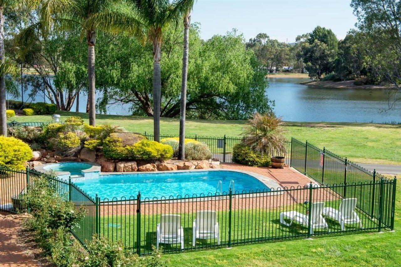 Hotel Clare Country Club Extérieur photo