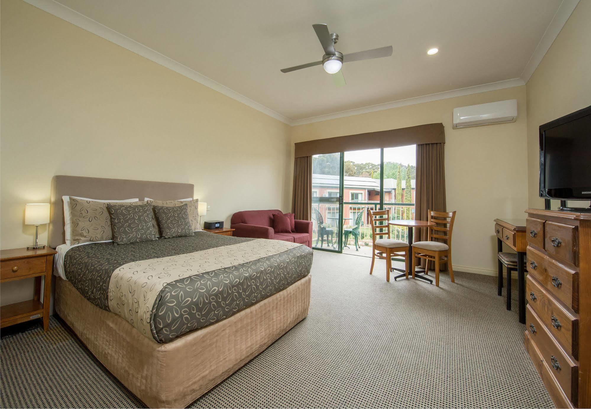 Hotel Clare Country Club Extérieur photo