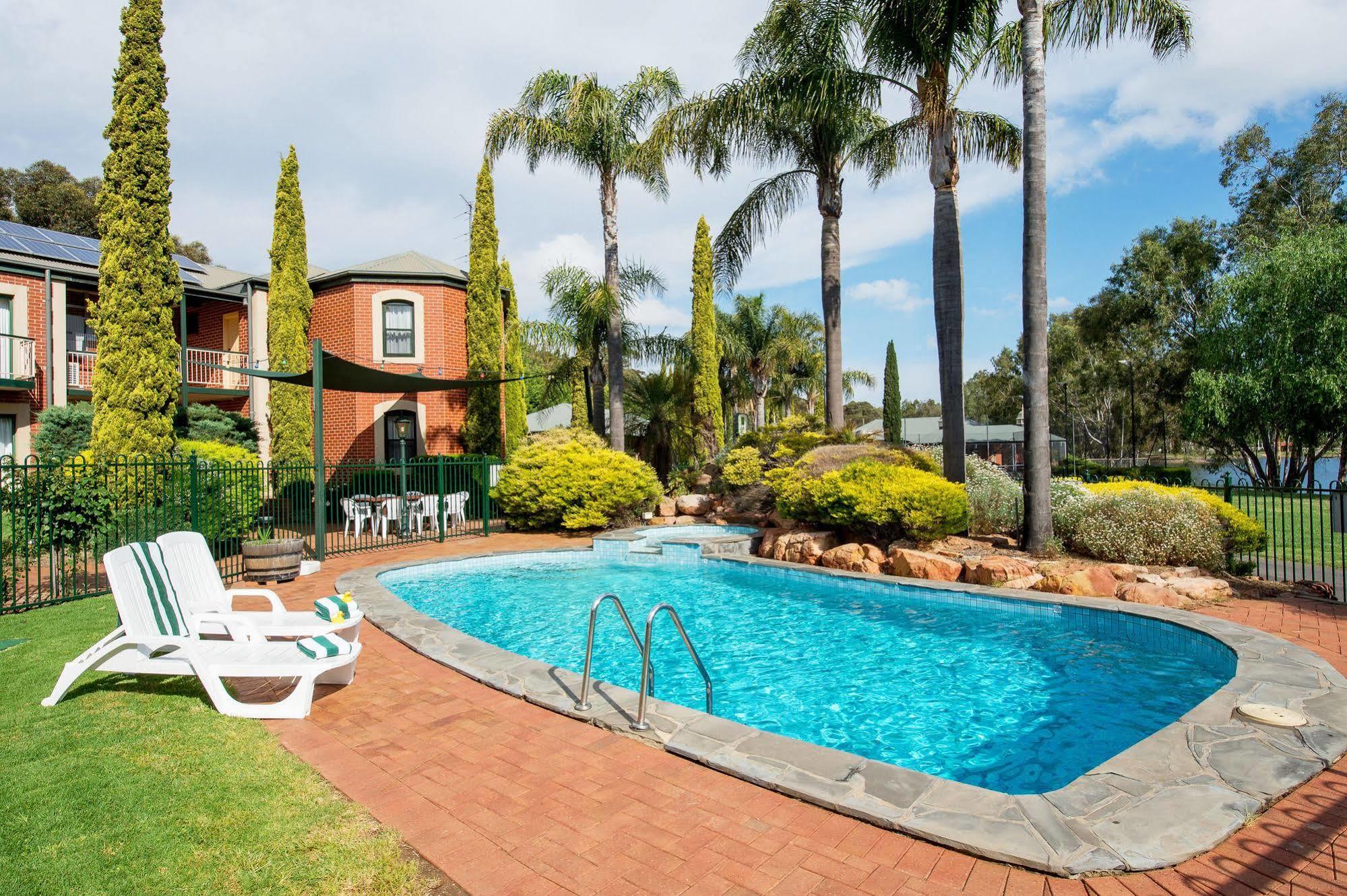 Hotel Clare Country Club Extérieur photo