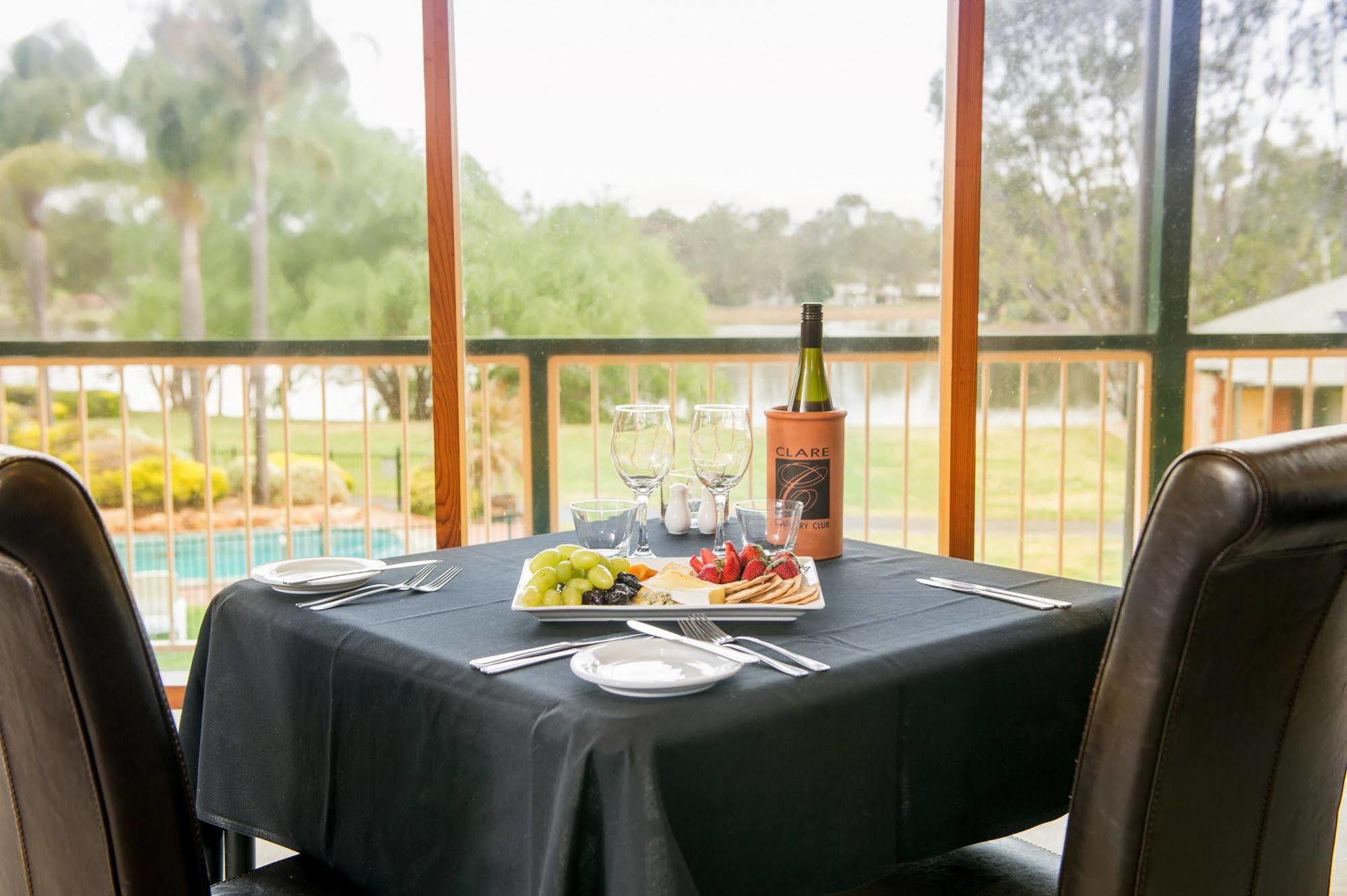 Hotel Clare Country Club Extérieur photo